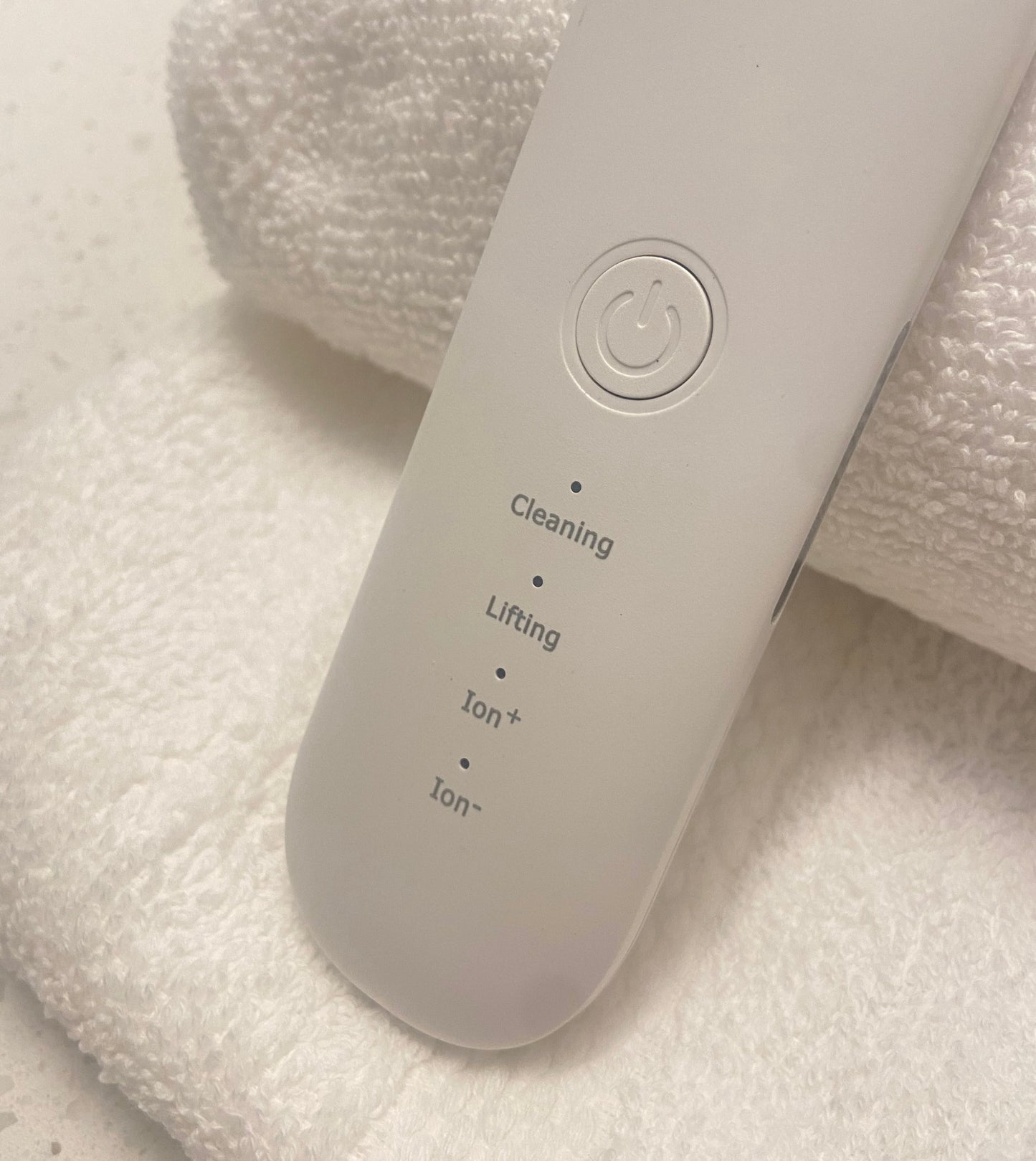 Ultrasonic Face Scrubber - BaeBekillinem- white- rechargeable- remove black heads